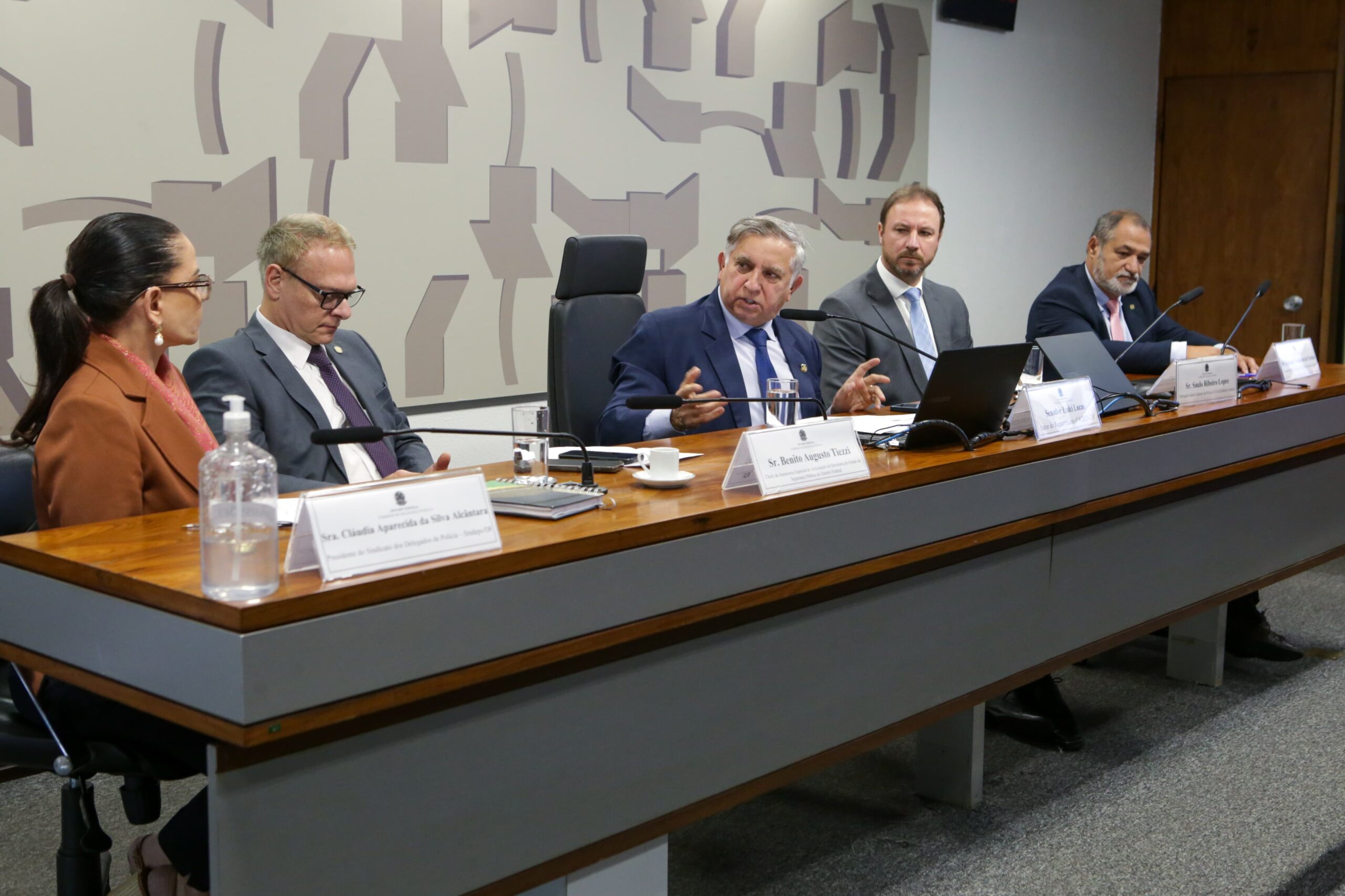 Izalci promove audiências sobre a PEC do Fundo Constitucional com foco na segurança pública do DF